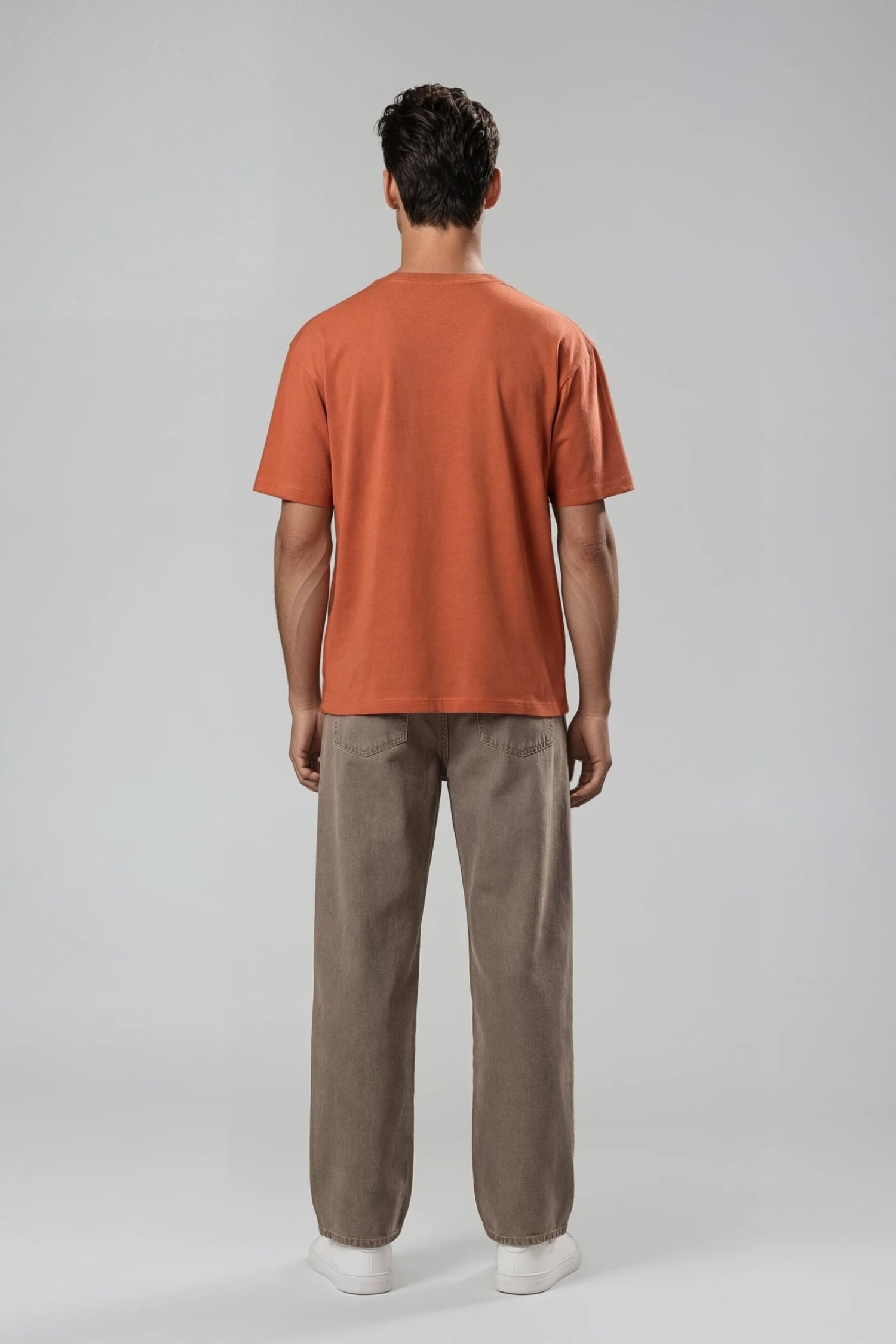 model med oversized t-shirt i farven amber fra MOOD MINOR