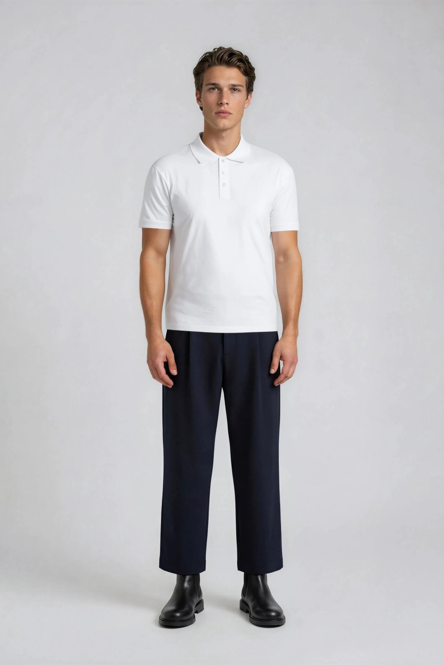 Model set forfra med hvid polo på fra mærket MOOD MINOR