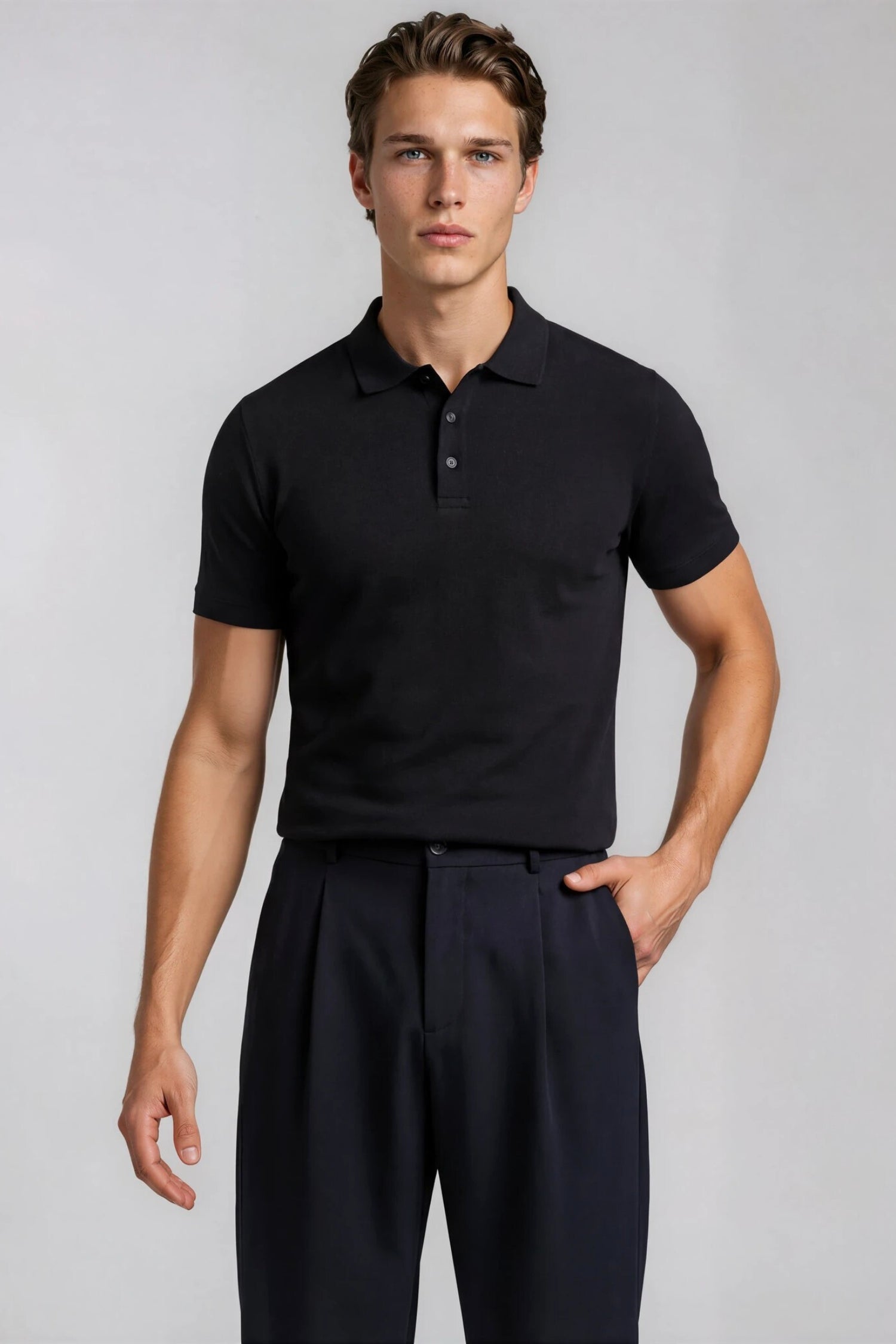 Model set forfra med en sort supima polo fra MOOD MINOR