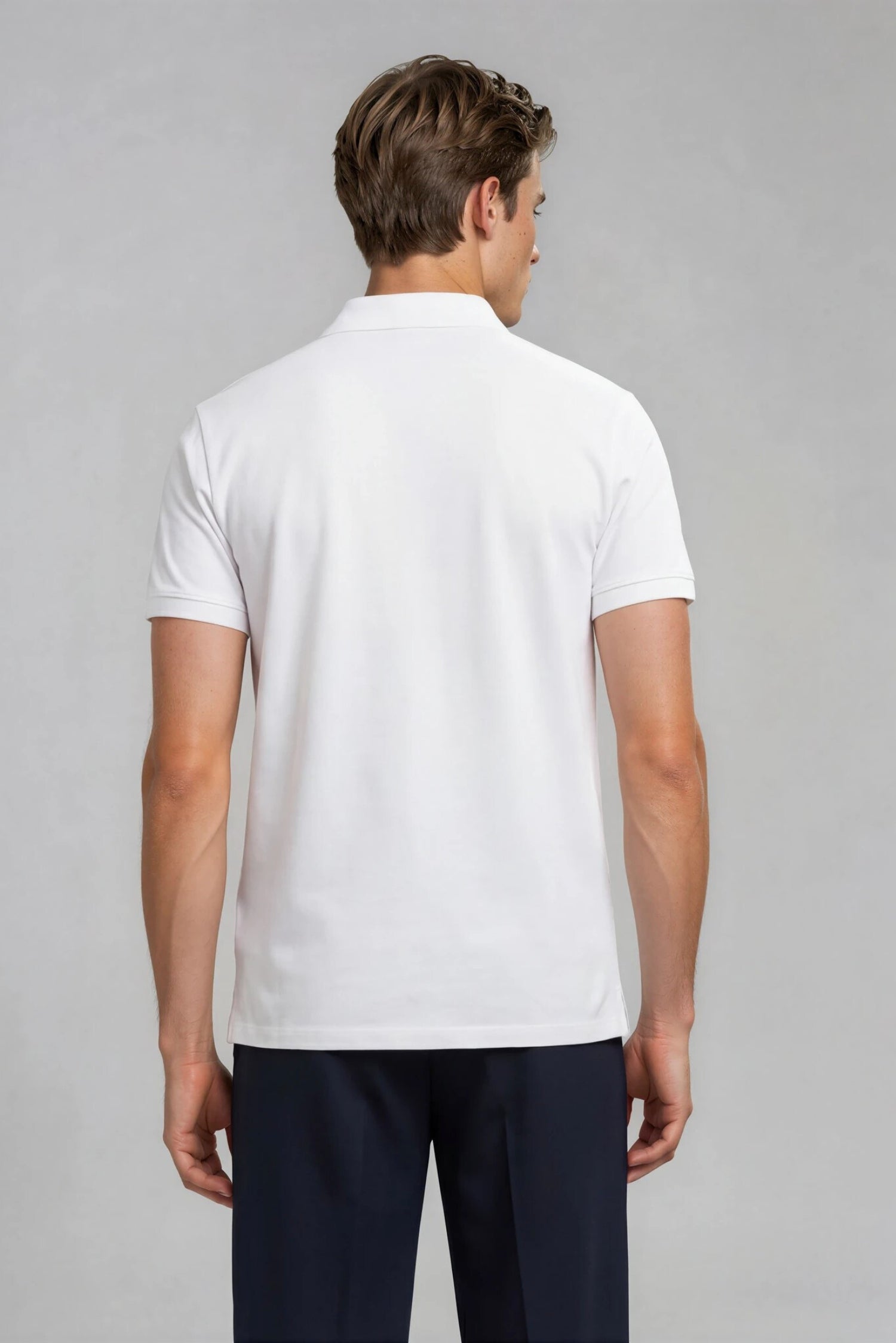 Model set bagfra med hvid polo på fra mærket MOOD MINOR