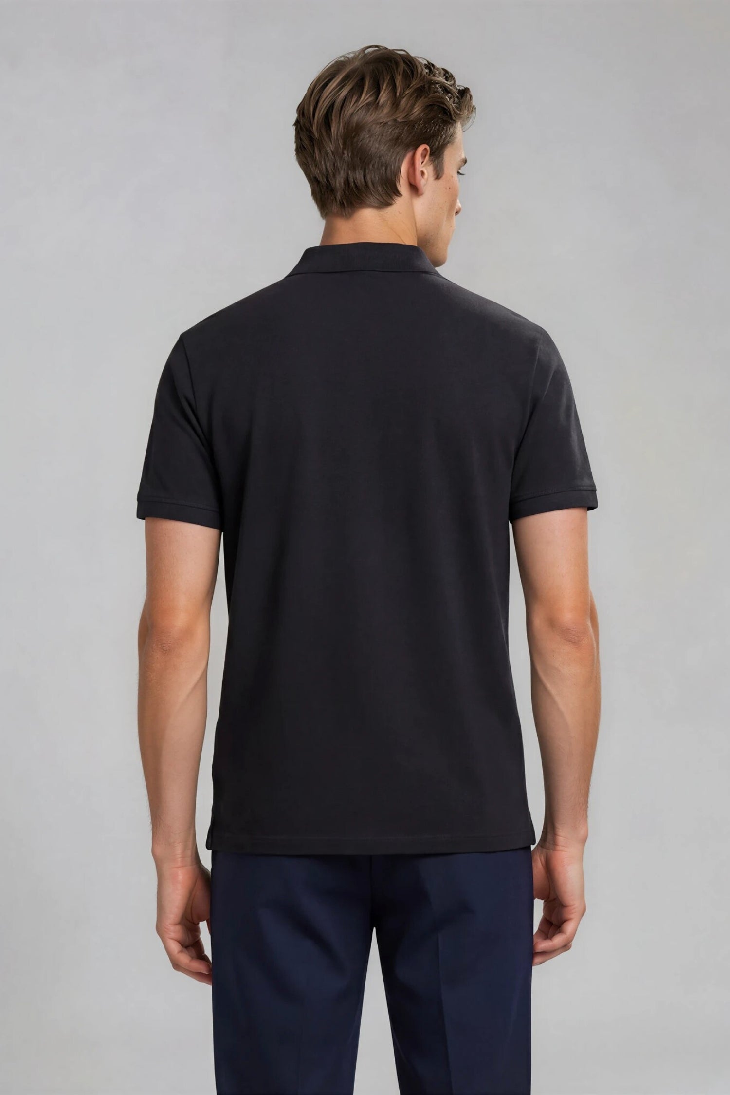 Model set bagfra med en sort supima polo fra MOOD MINOR